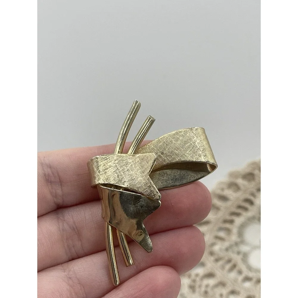 Stylized Bow‎ Ribbon Pin. Gold Toned. Unsigned